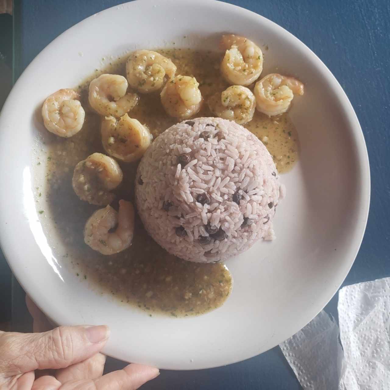 CAMARONES AL AJILLO CON ARROZ CON GUANDU Y COCO