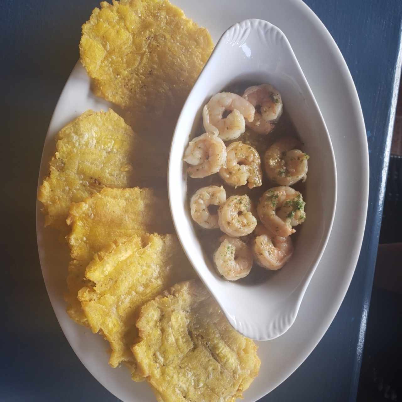 CAMARONES AL AJILLO CON PATACON