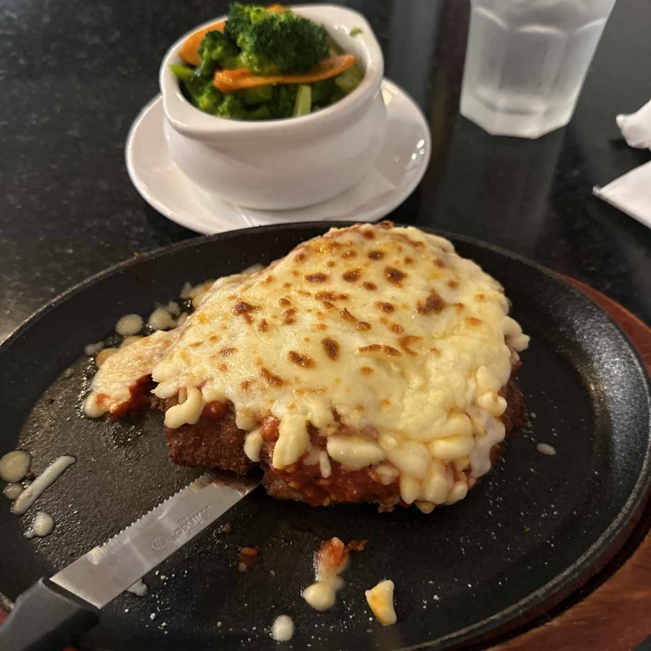 Milanesa de res con vegetales salteados 