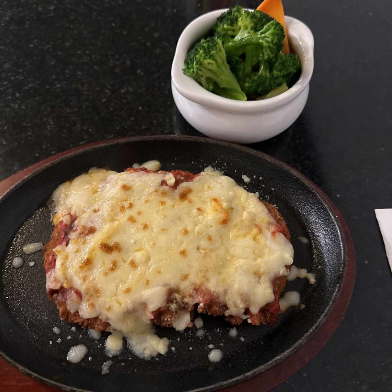 Milanesa de res con vegetales salteados 