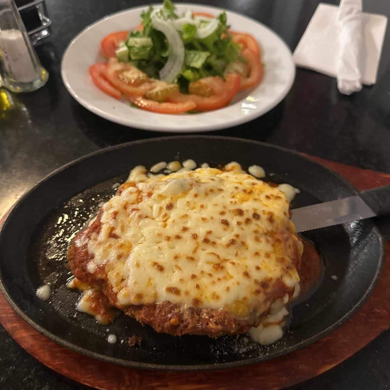 Milanesa de res a la parmigiana con ensalada verde 