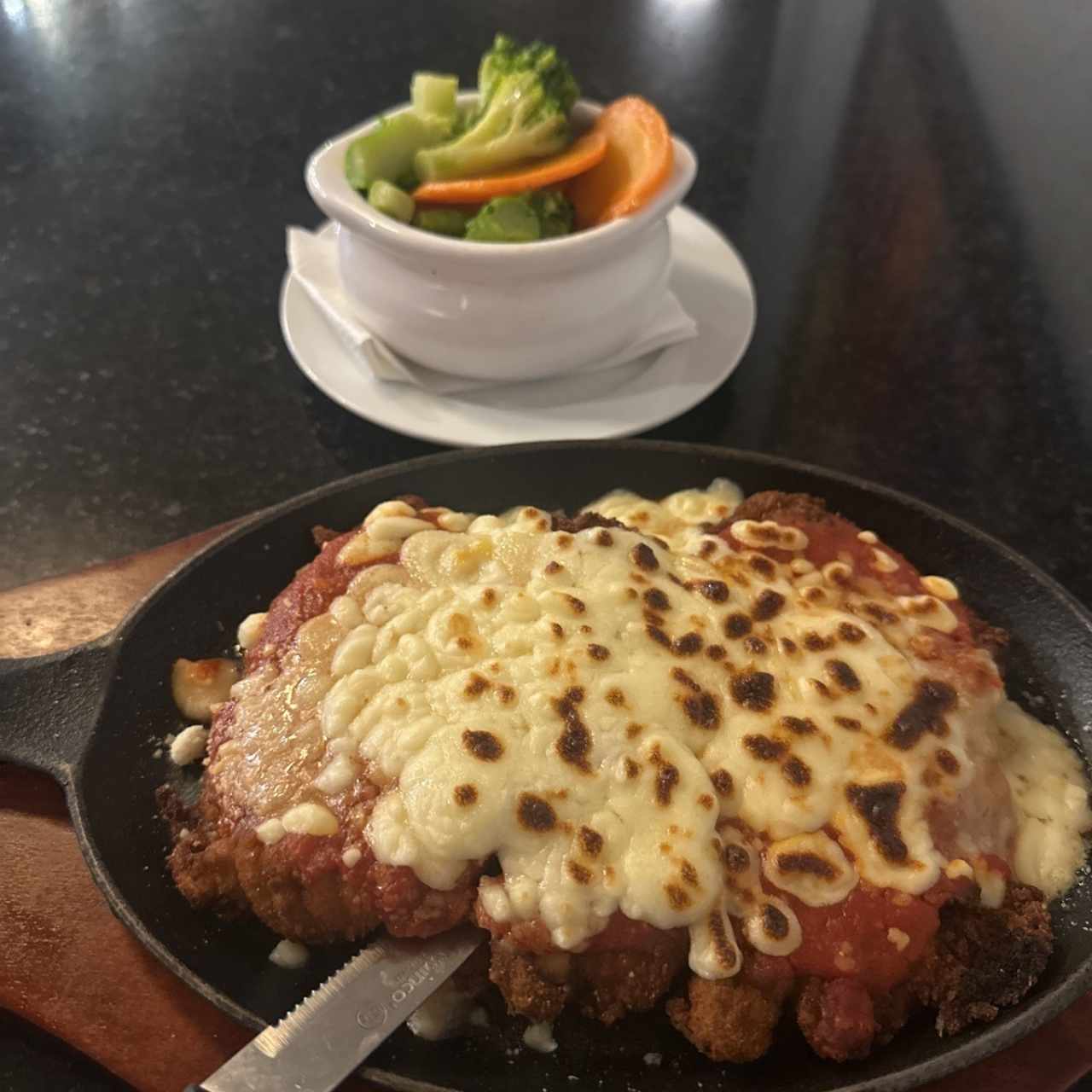 Milanesa de res con vegetales salteados 