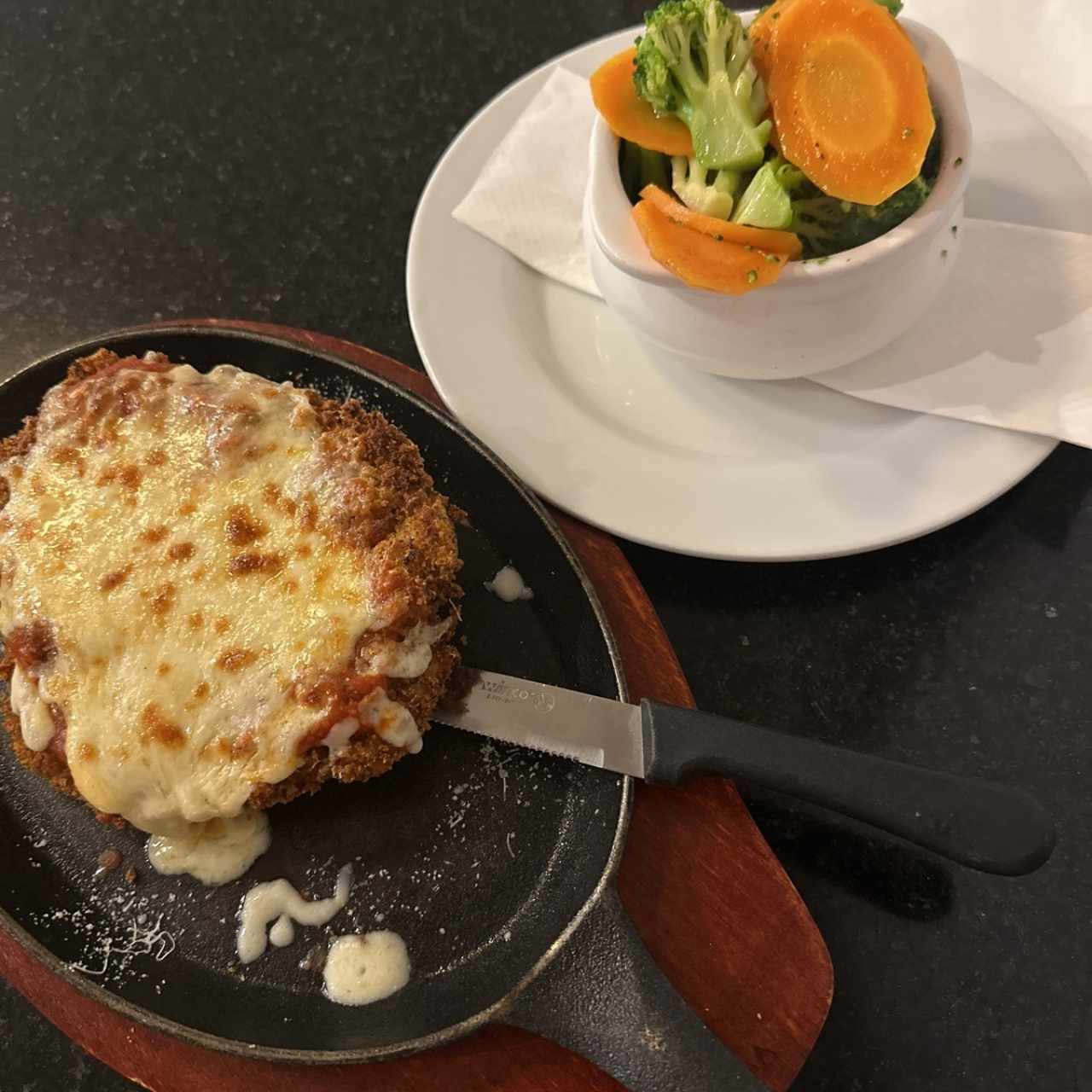 Milanesa de res a la parmesana con vegetales salteados 