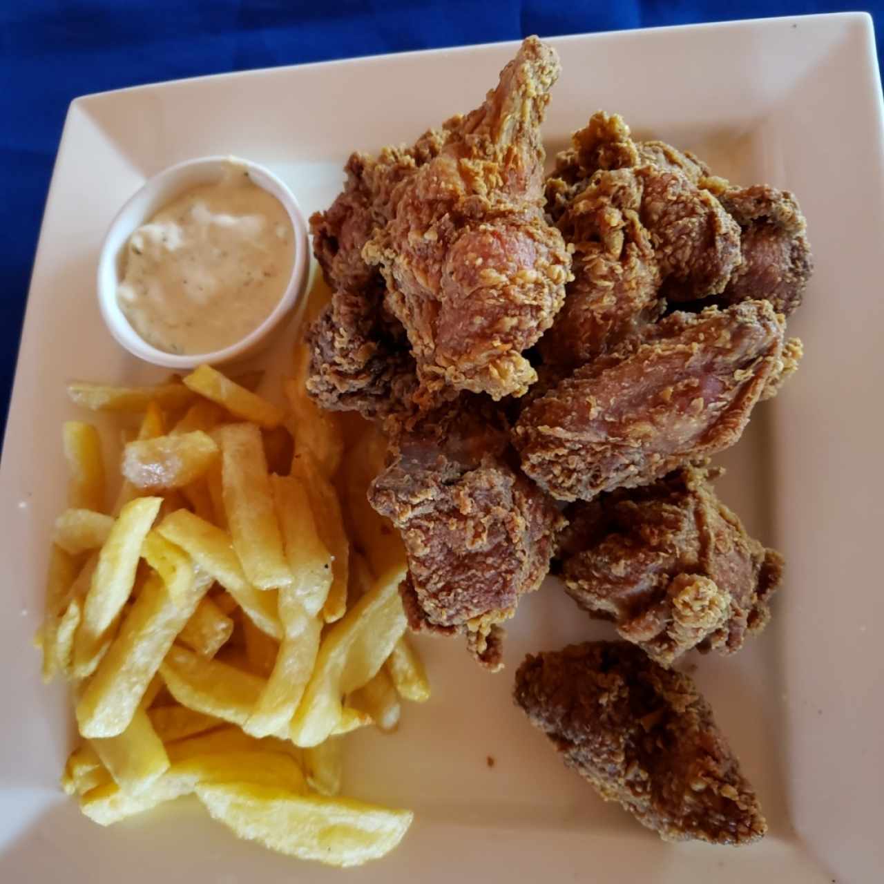 pollo frito apanado con papas