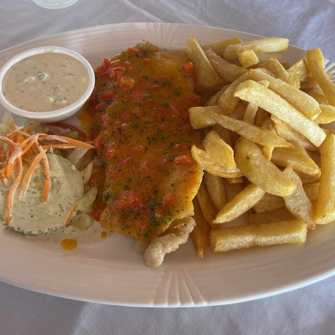 Corvina al ajillo con papas fritas