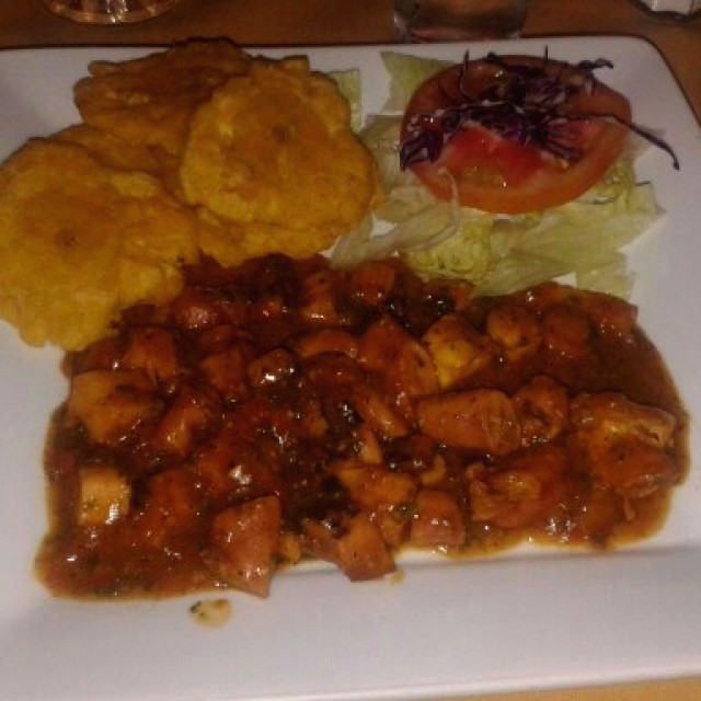 Pulpo al ajillo con patacones