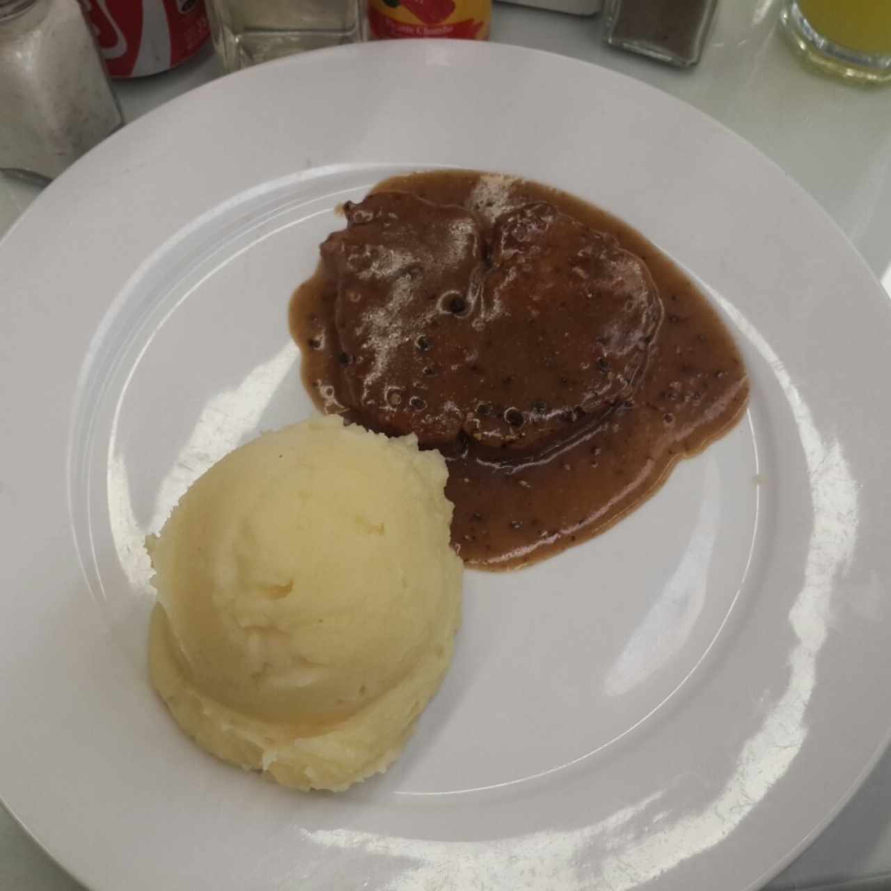 filete a la pimienta negra con puré de la casa