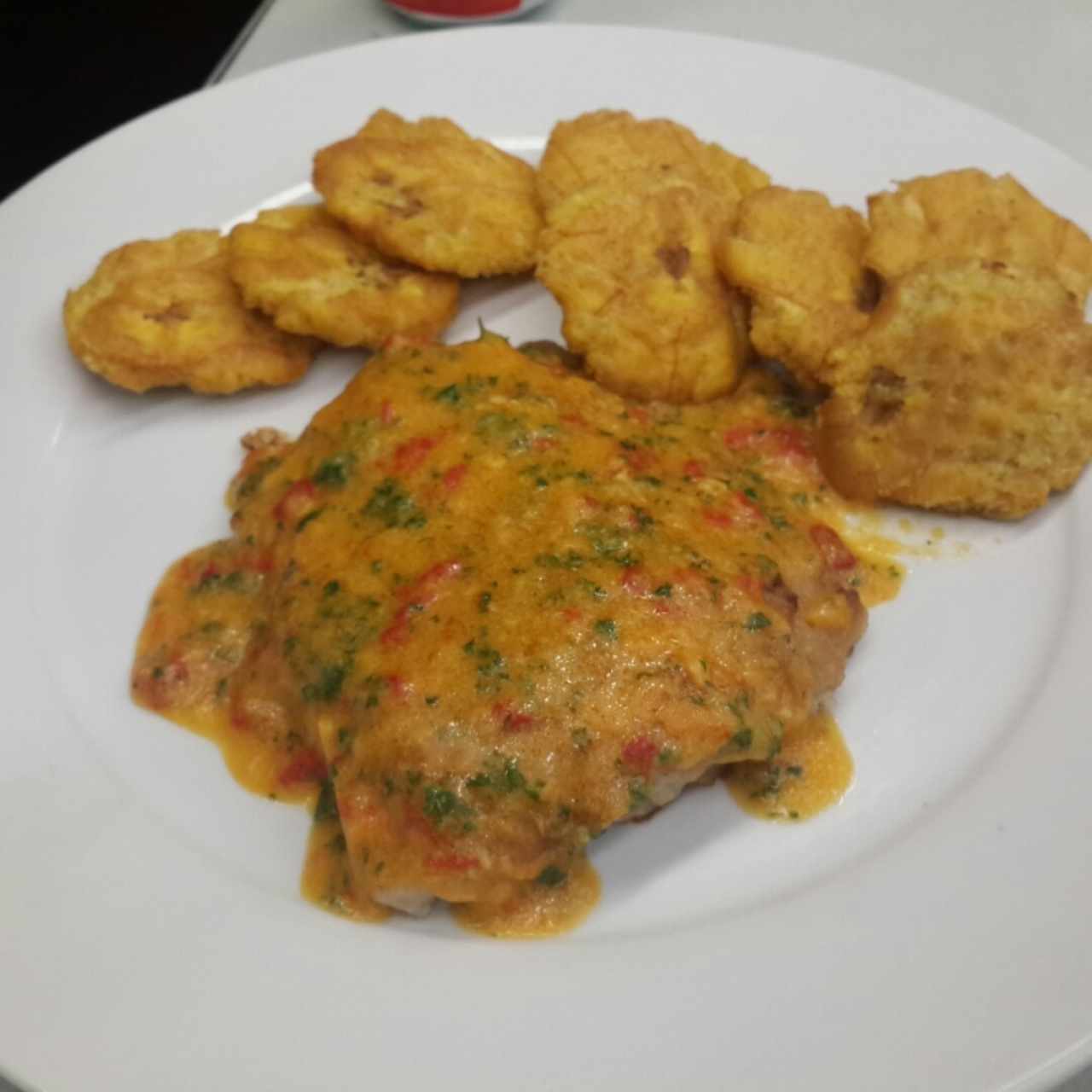 filete de corvina al ágil lo con patacones