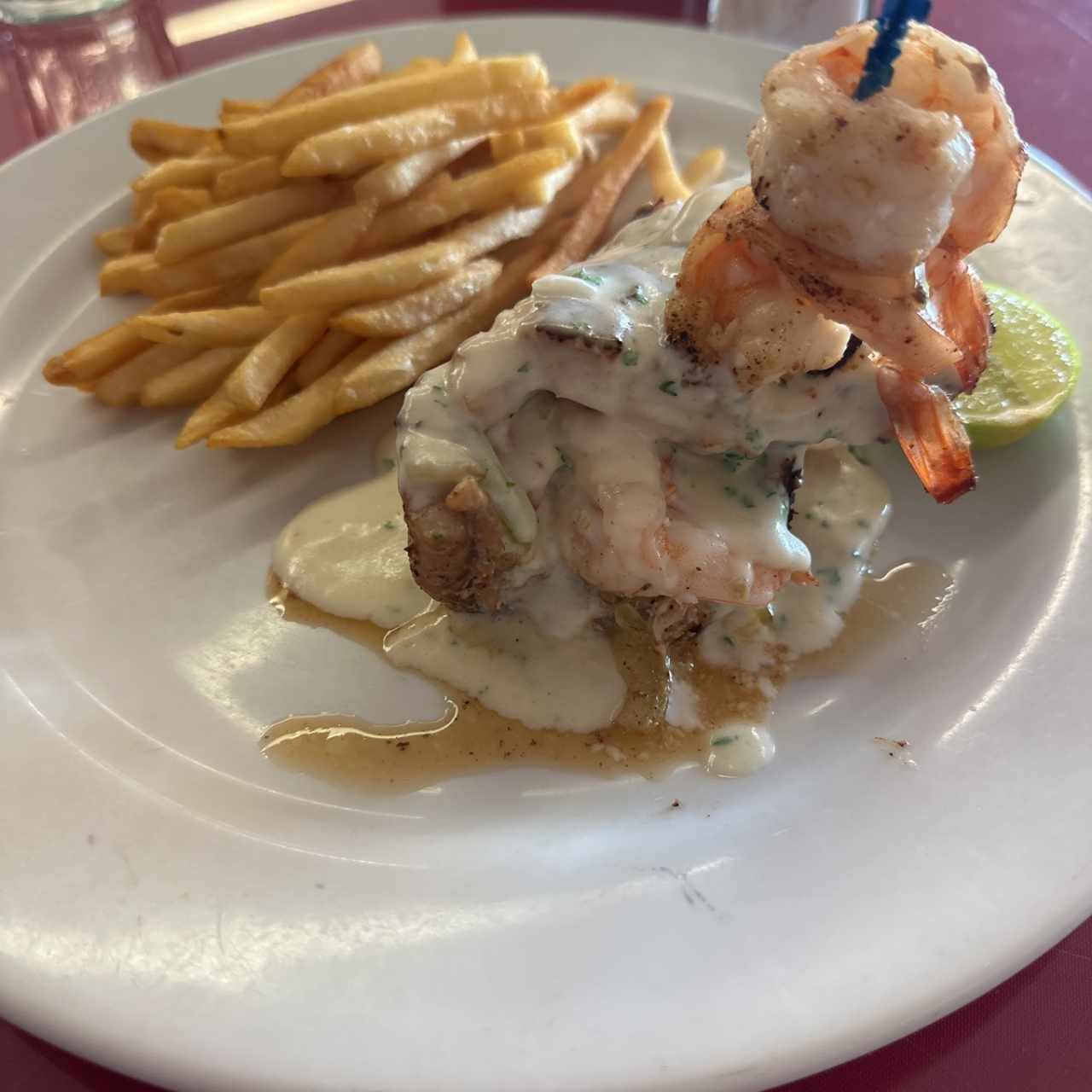 Filete de corvina relleno de camarones con papas fritas 