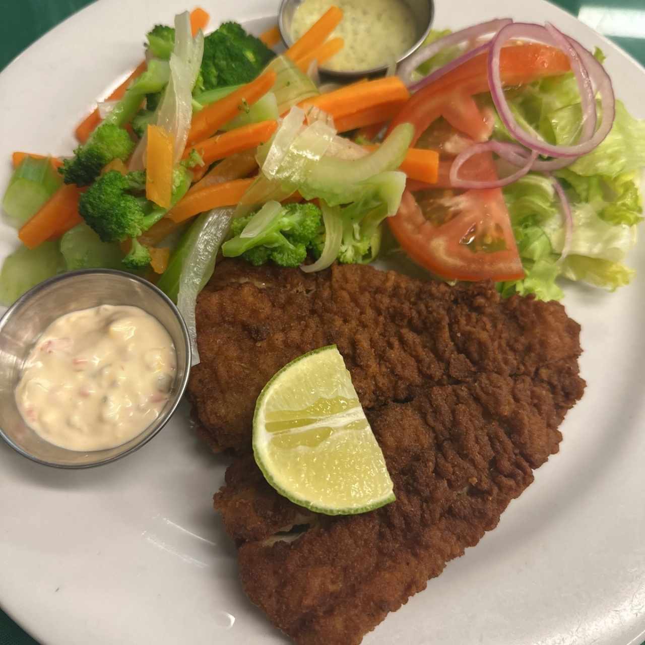 Filete de corvina apanado con vegetales 