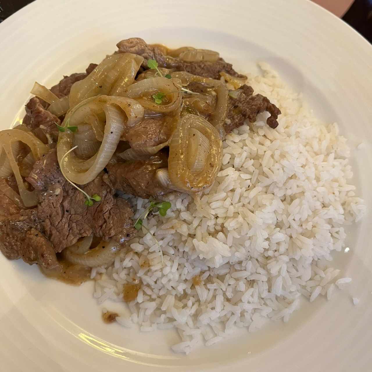 Bistec encebollado con arroz blanco