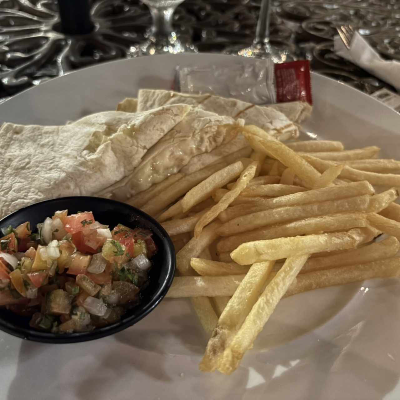 QUESADILLA DE POLLO O CHICHARRON