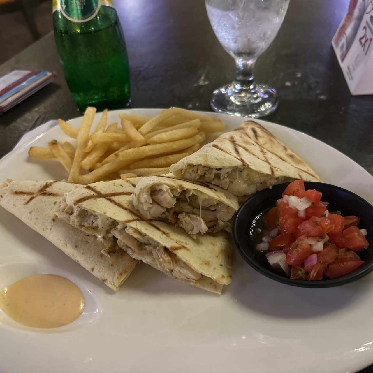 QUESADILLA DE POLLO O CHICHARRON