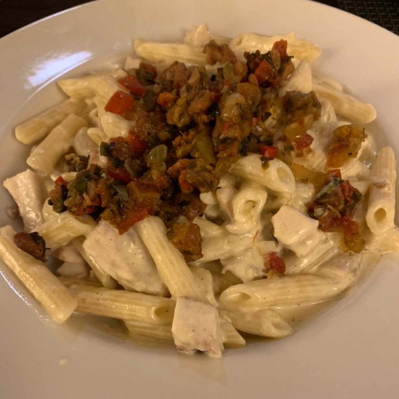 Fusilli de chorizo tableño en salsa alfredo con pollo