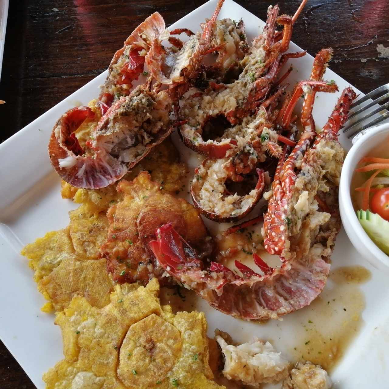 Langostinos (langostitas) al anillo con patacones y ensalada mixta. 