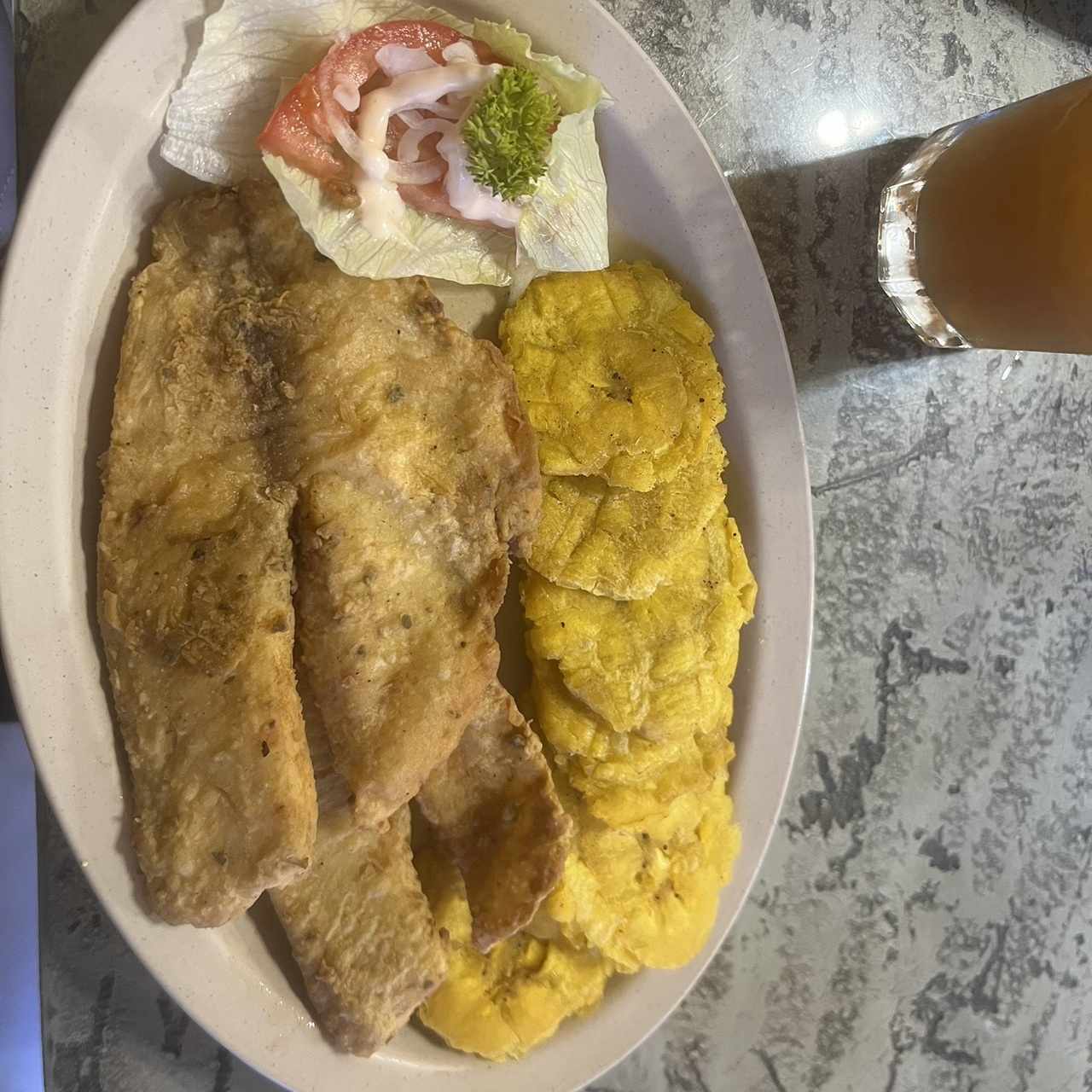 Filete de pescado frito con patacones 