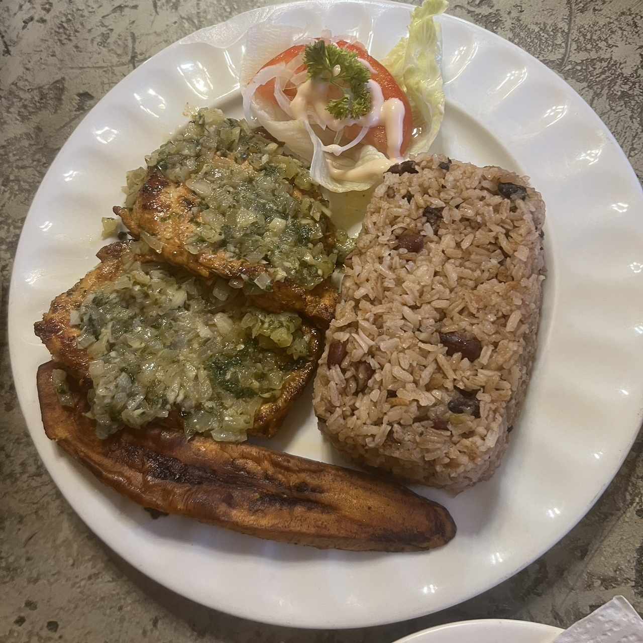 Pollo con arroz con coco y plátano maduro