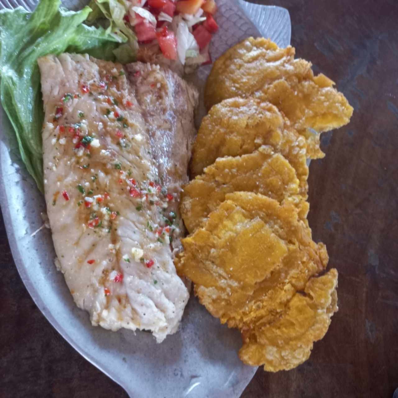 Filete de pescado con patacones