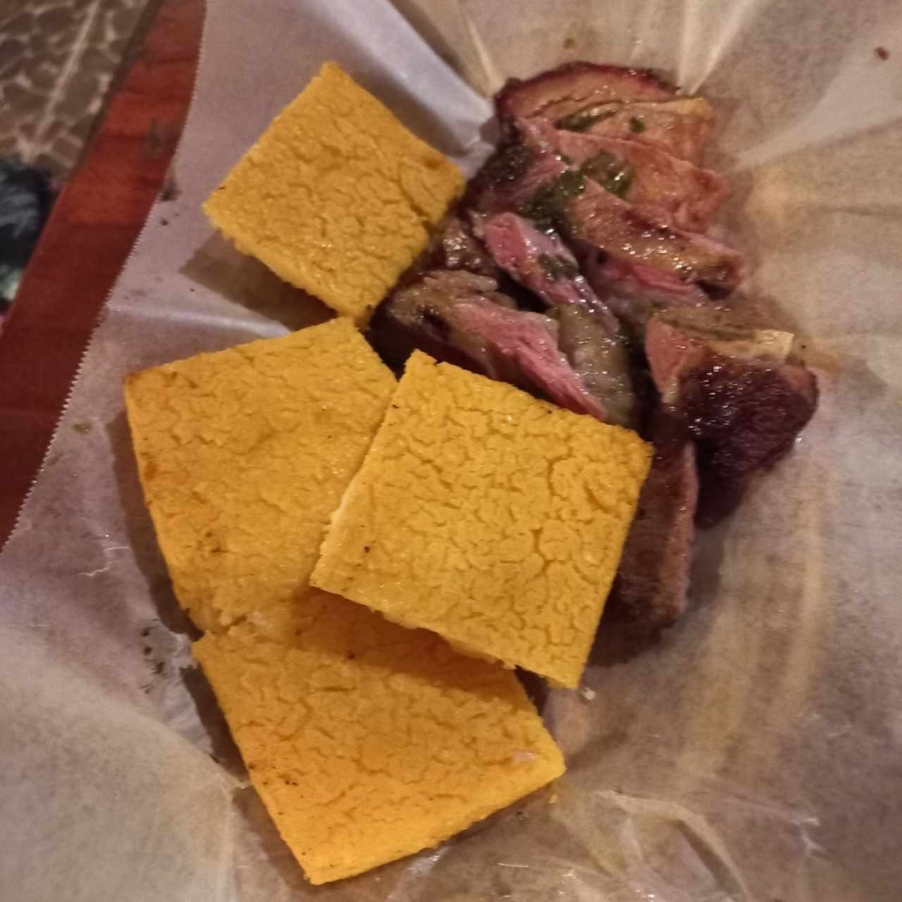 Carne ahumada  con arepas