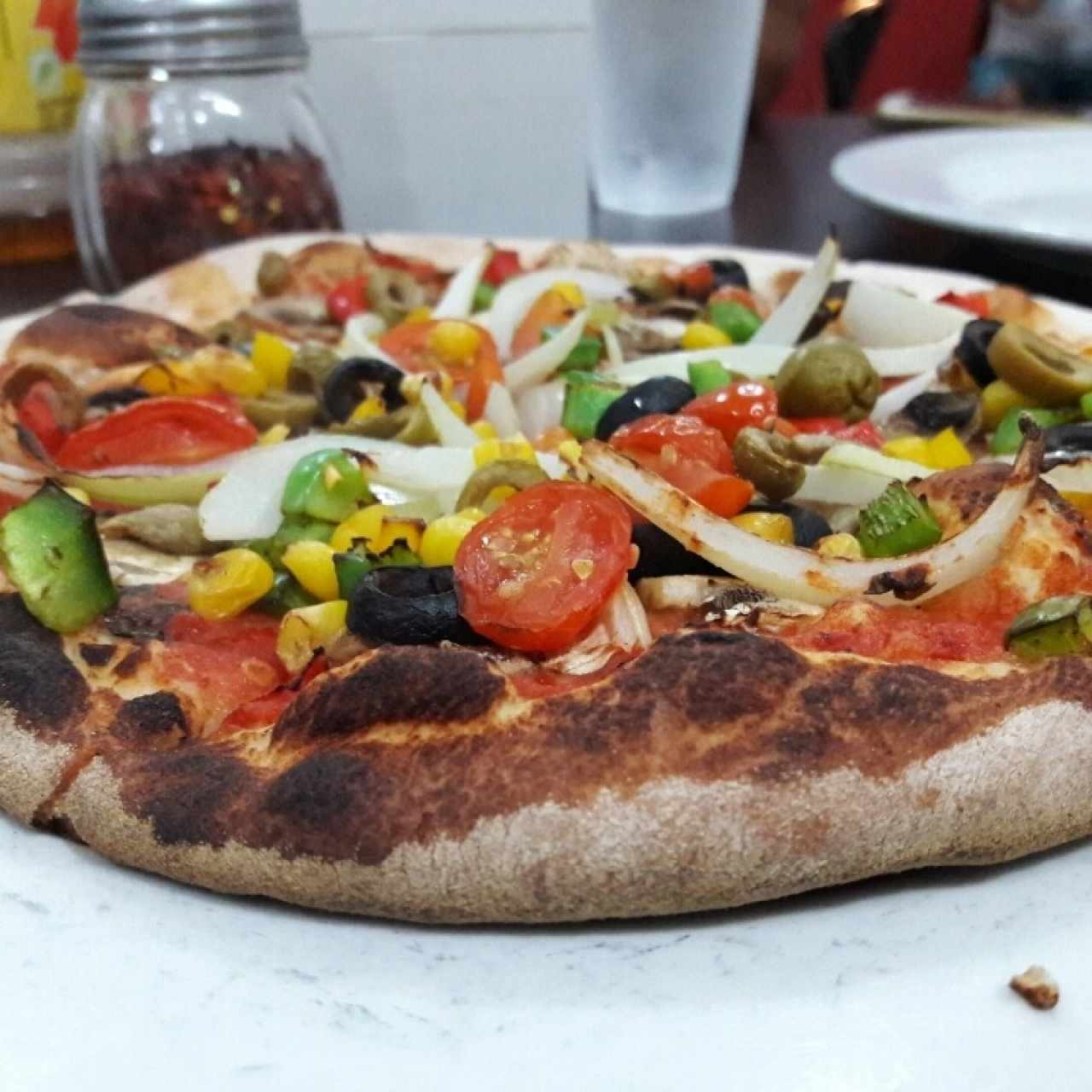 Pizza vegetariana. La pides sin queso y ya es vegana😉