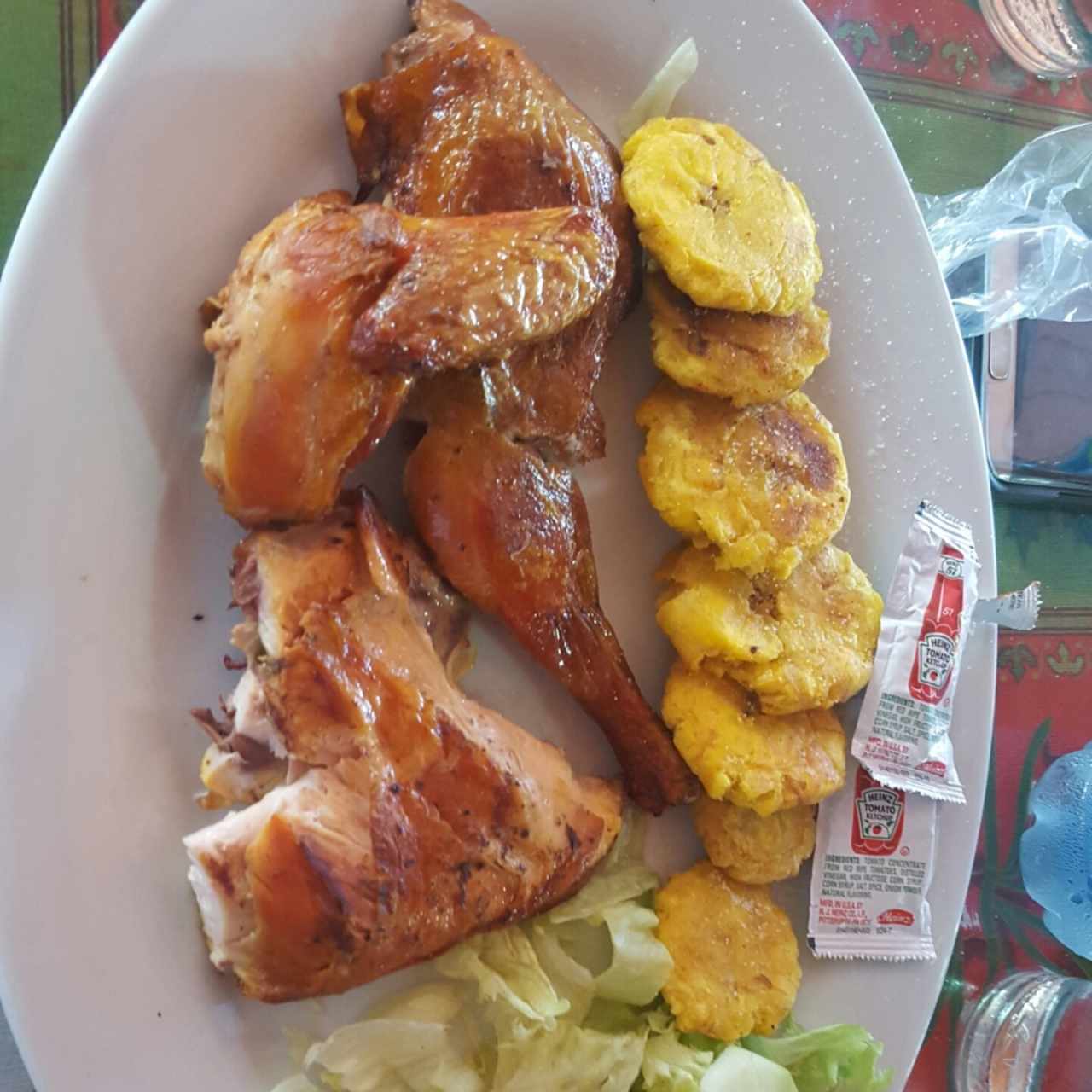 1/2 pollo asado con patacones