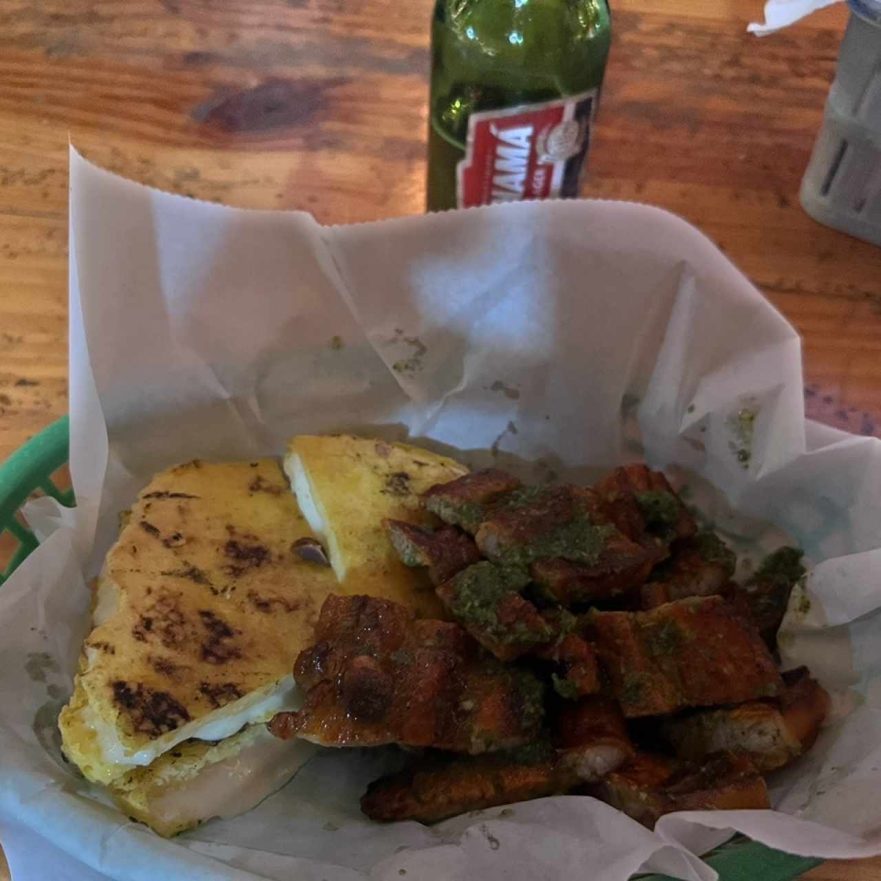 Picada de costilla con arepa rellena de queso