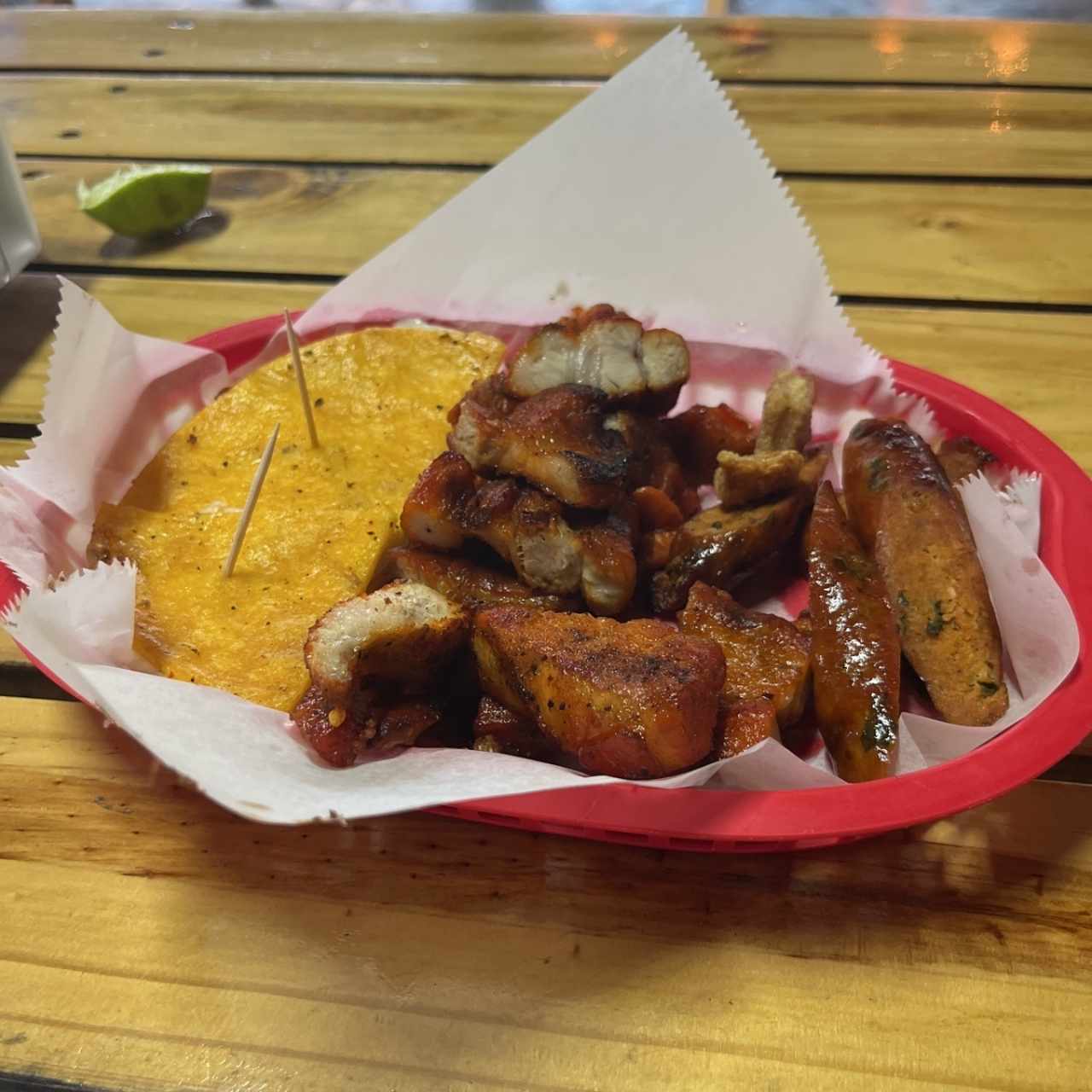 Arepa, chorizo y costilla de cerdo