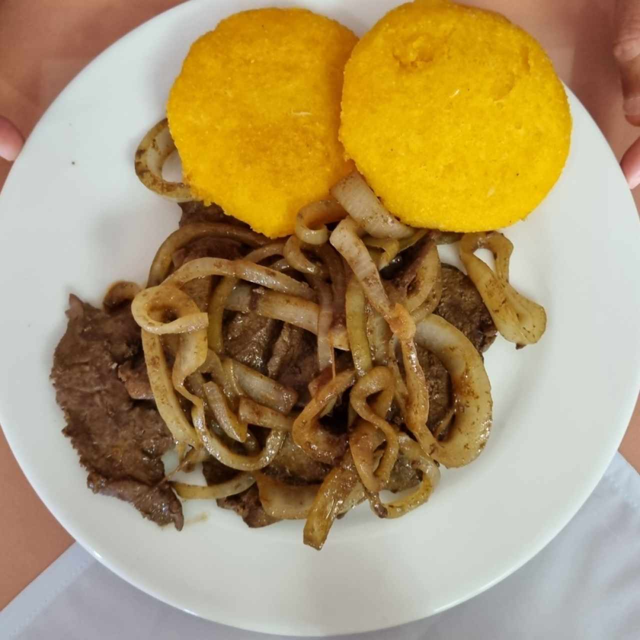 bistec de hígado encebollado con Tortillas 