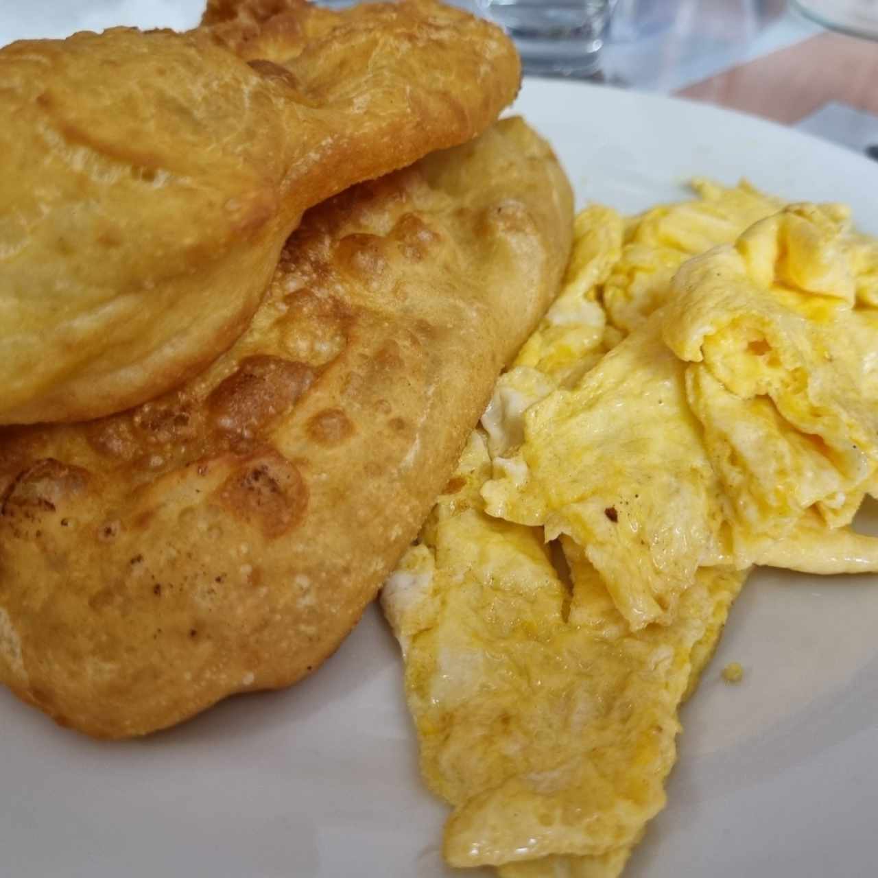 Huevos revueltos con hojaldres