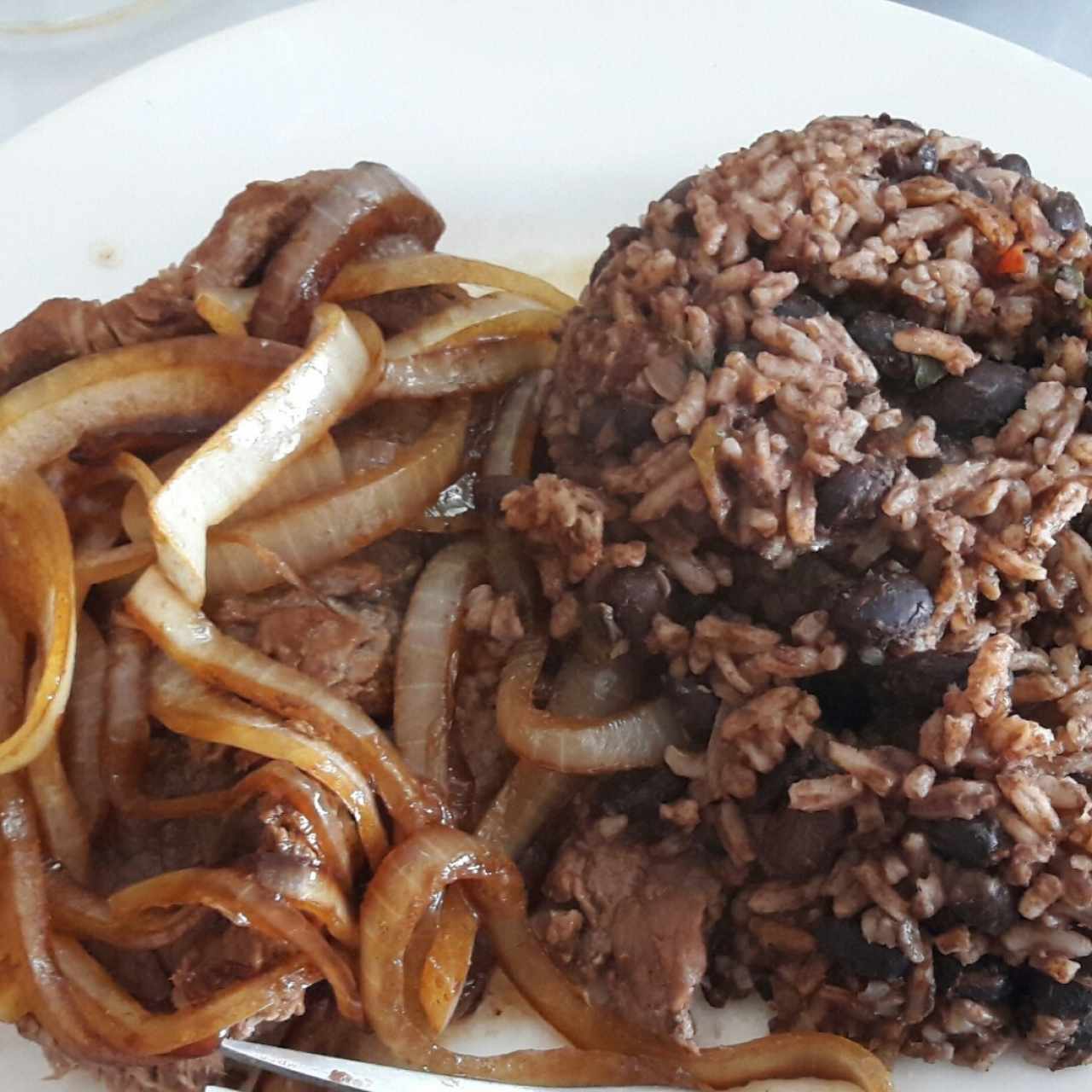 Bistec Encebollado y Gallo Pinto