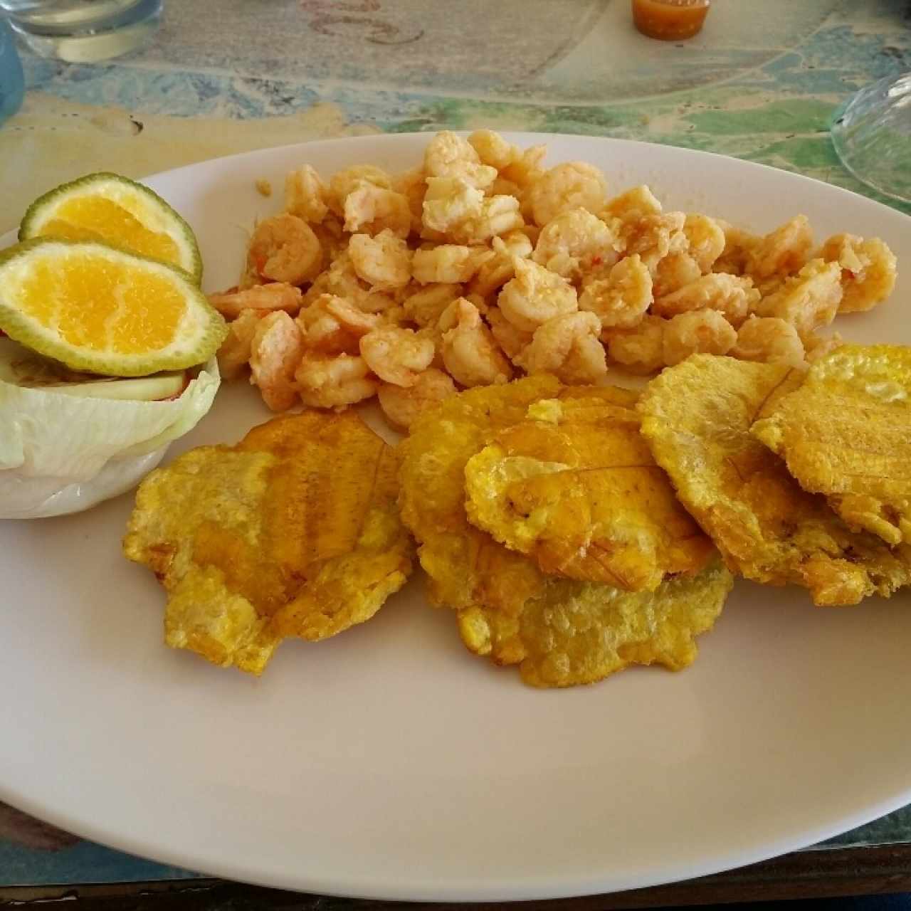 camarones al ajillo con patacones