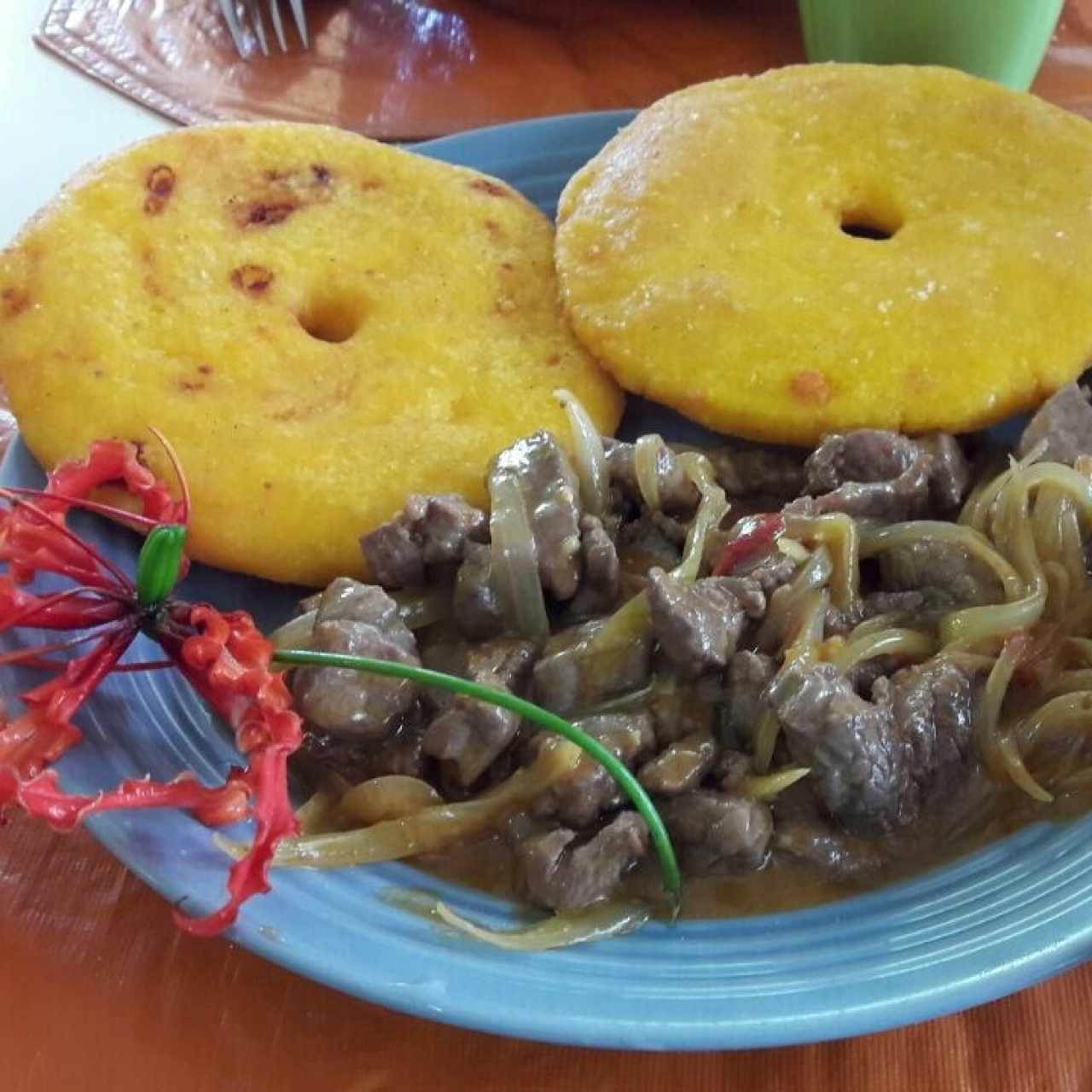 bistec con tortilla panameña