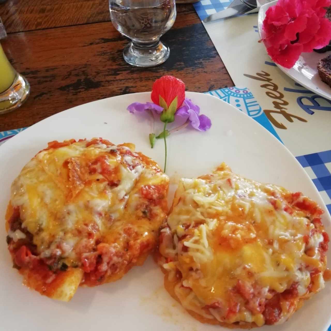 huevos rancheros con tortilla panameña