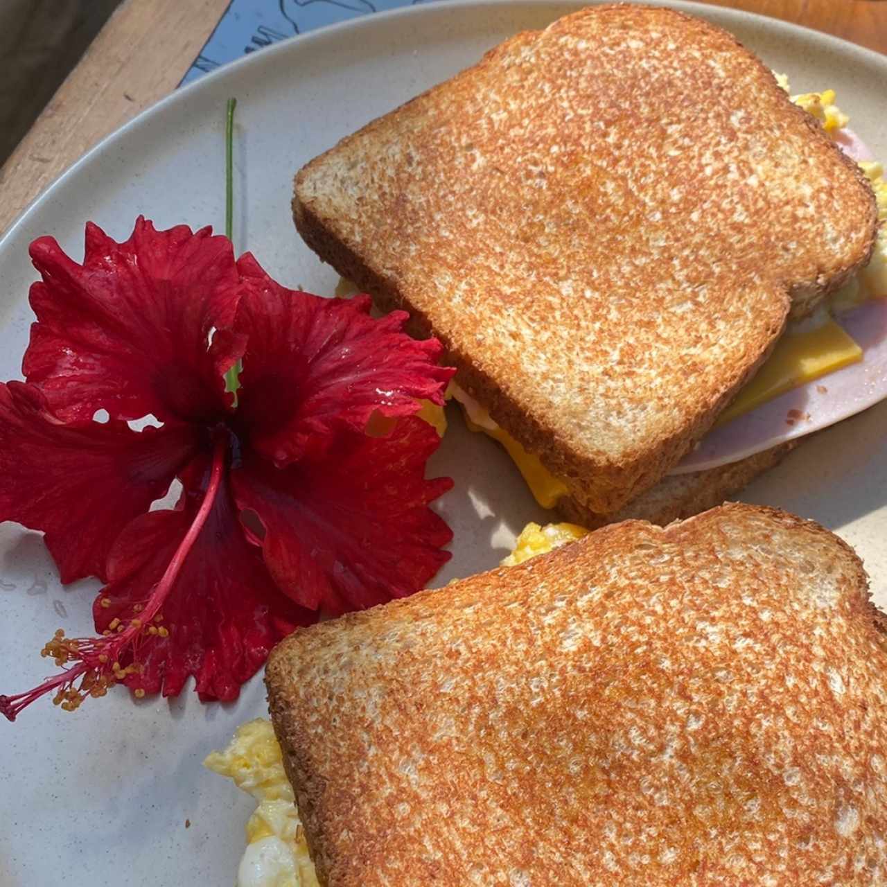 Derretido de jamón, queso y huevo