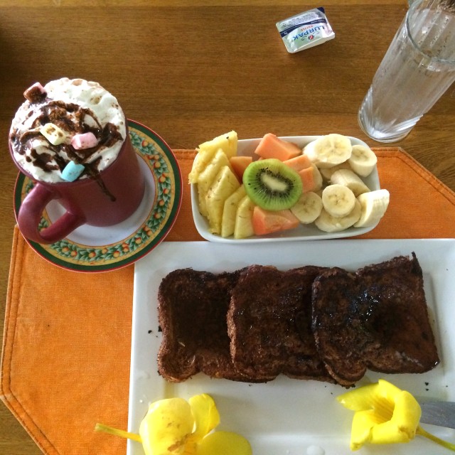 Tostadas francesas, fruta y chocolate caliente