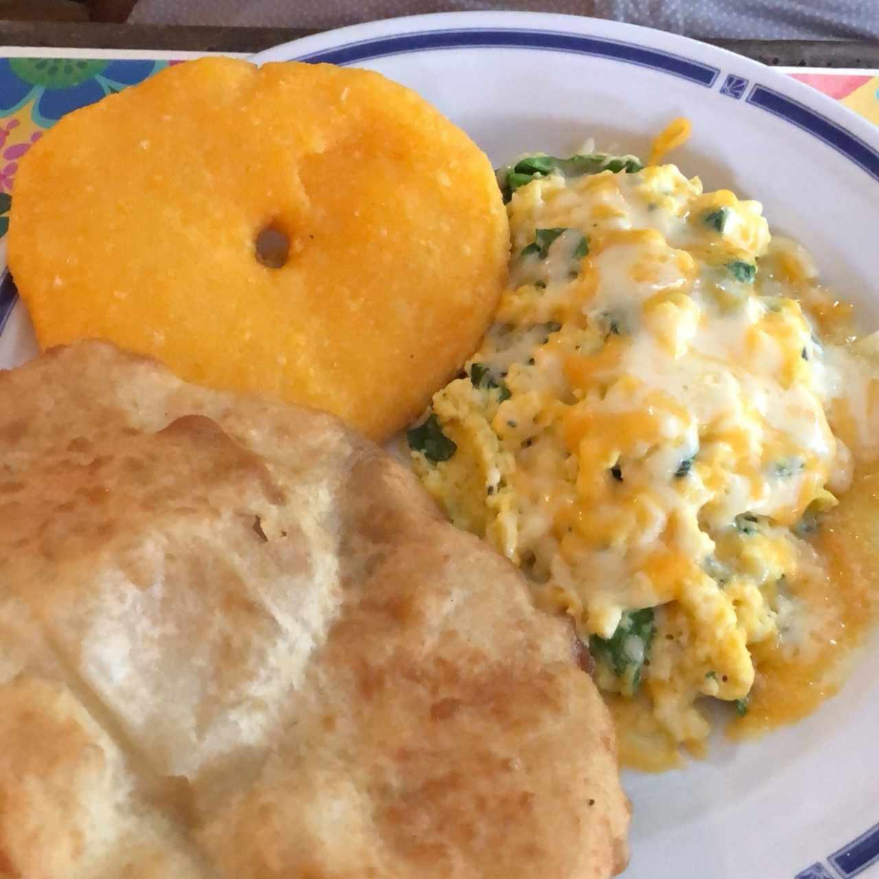 huevos revueltos con espinaca y queso