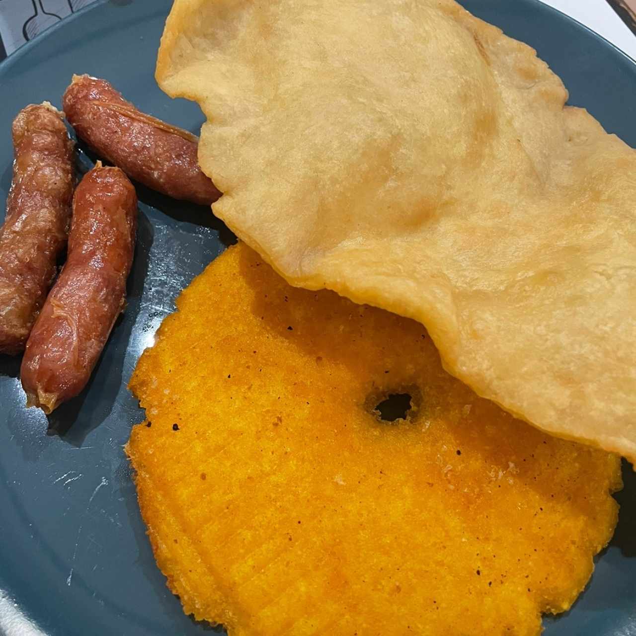 Tortilla, hojaldra y salchicha de desayuno