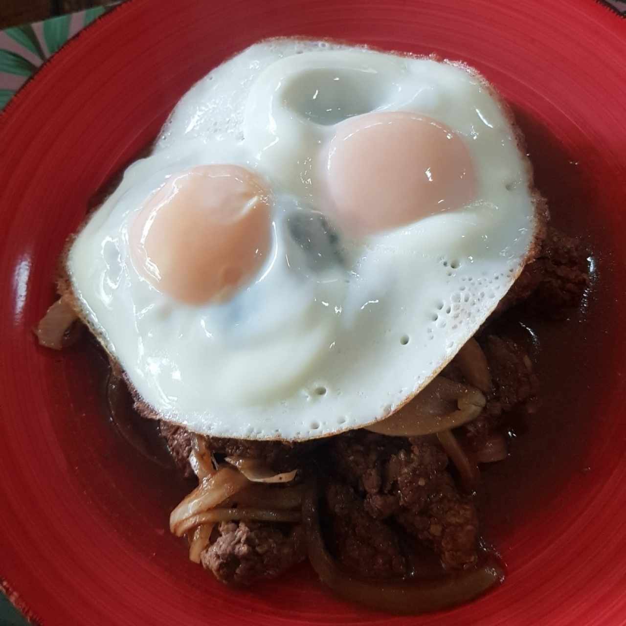 Bistec de res encebollado a caballo