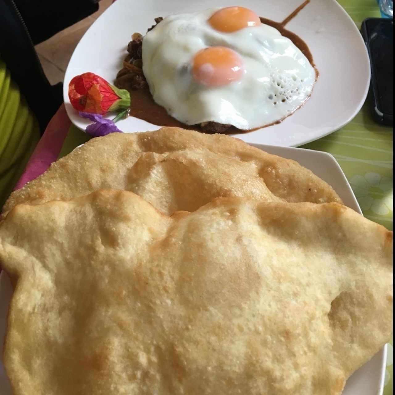 bistec picado con huevos a la caballo y hojaldres 