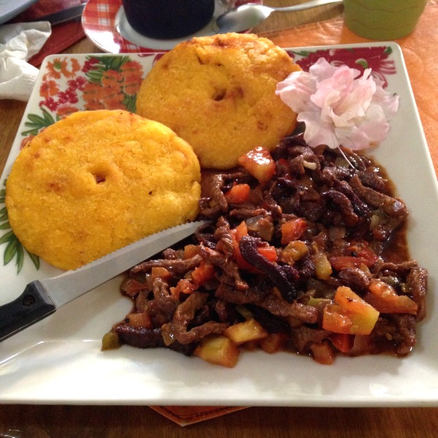 Bistec de carne con tortillas de maiz