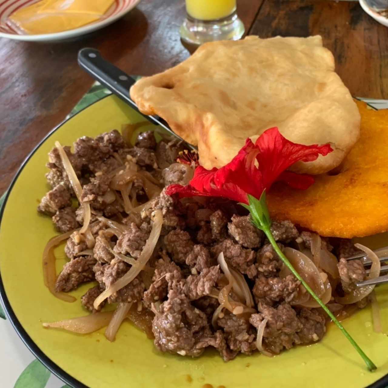 bistec encebollado 