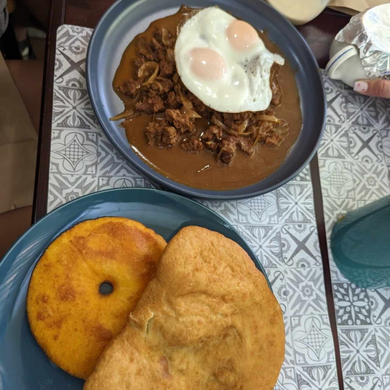 Bistec a caballo con tortilla y hojaldre