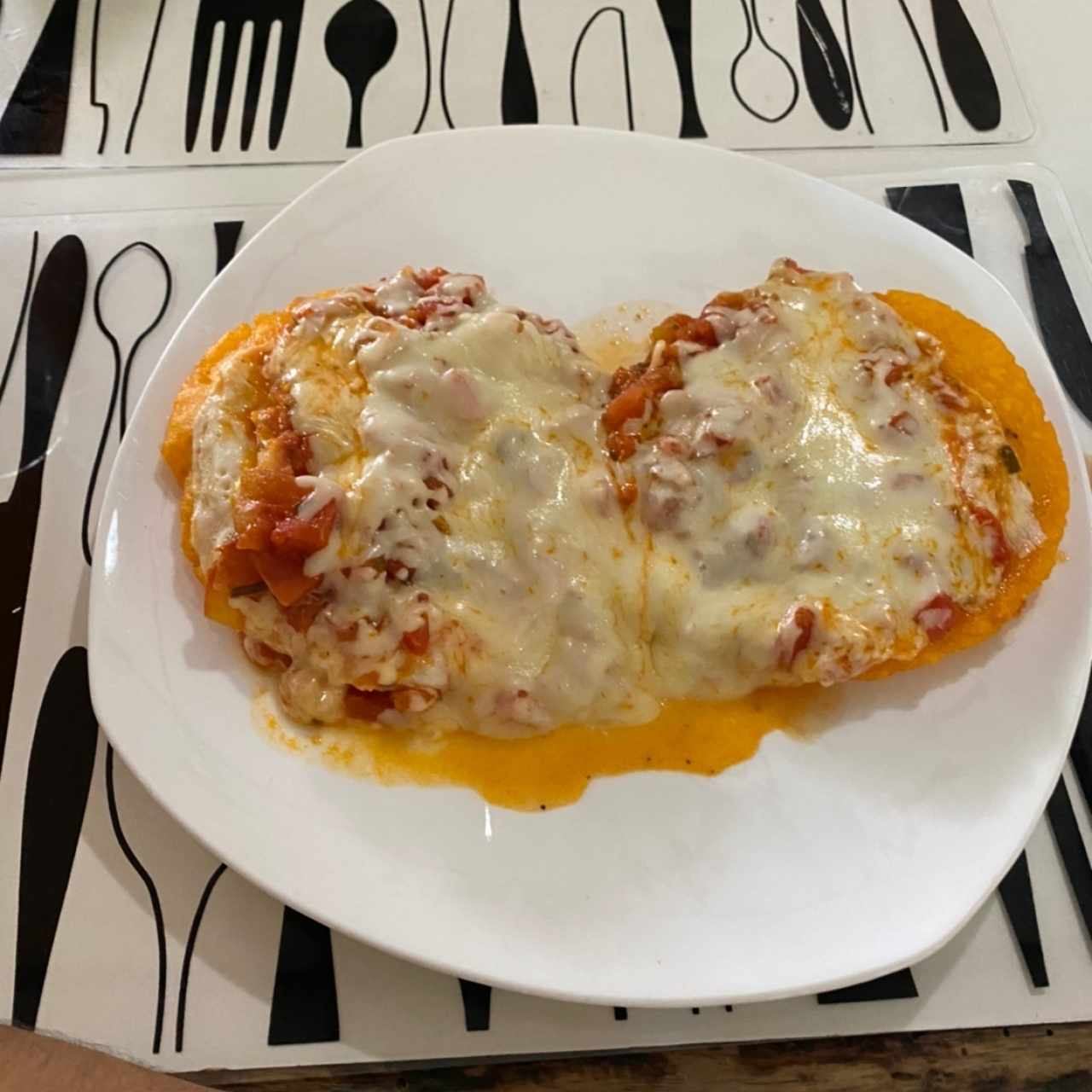 huevos rancheros con tortilla panameña