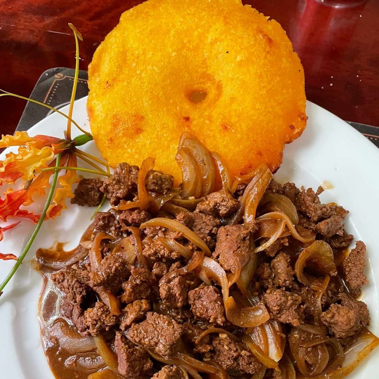 Bisteck encebollado con Tortilla 