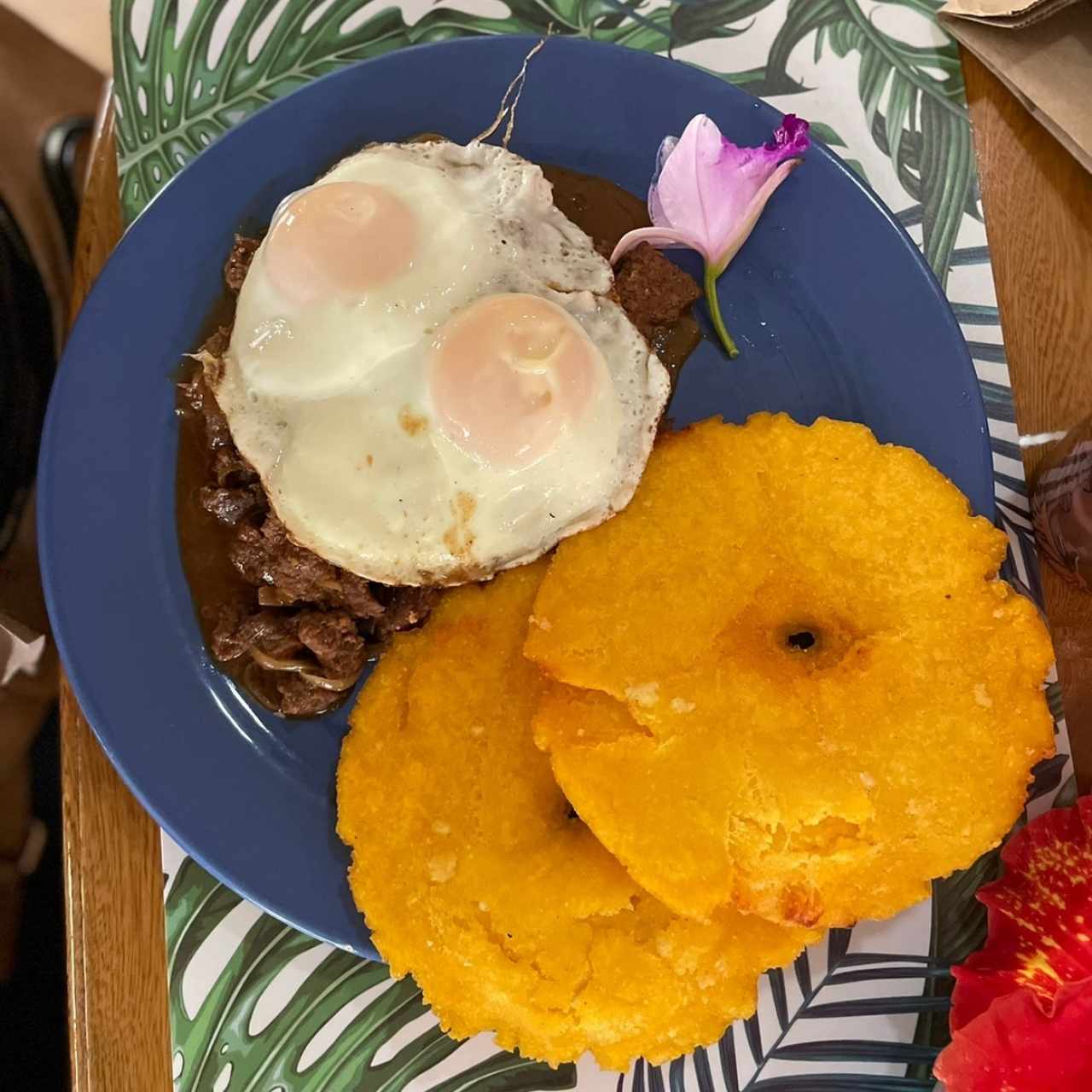 Bistec a caballo con tortillas