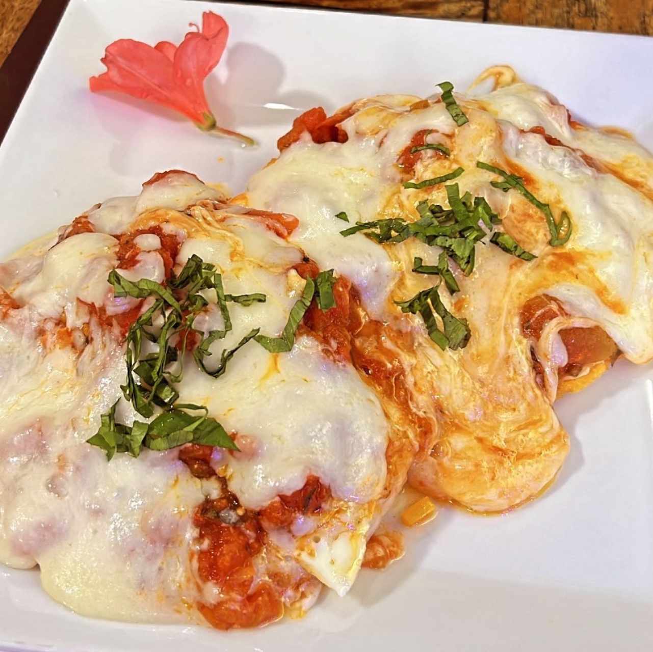 Huevos rancheros con tortilla panameña