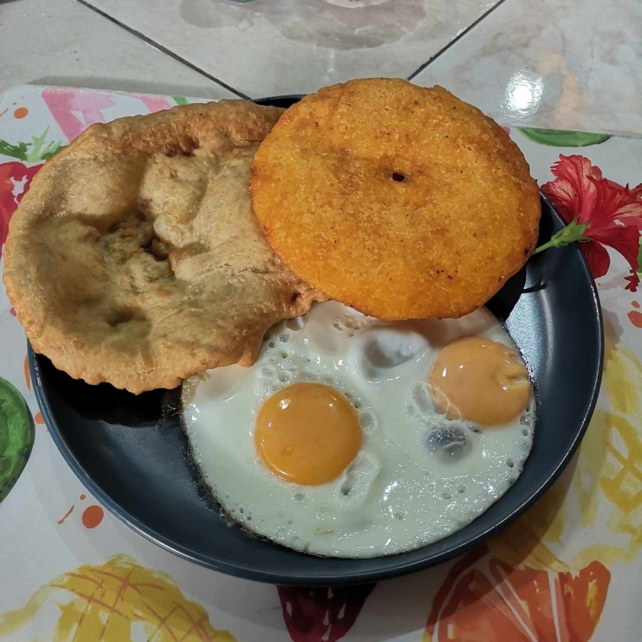 Huevos fritos, hojaldre y tortilla 