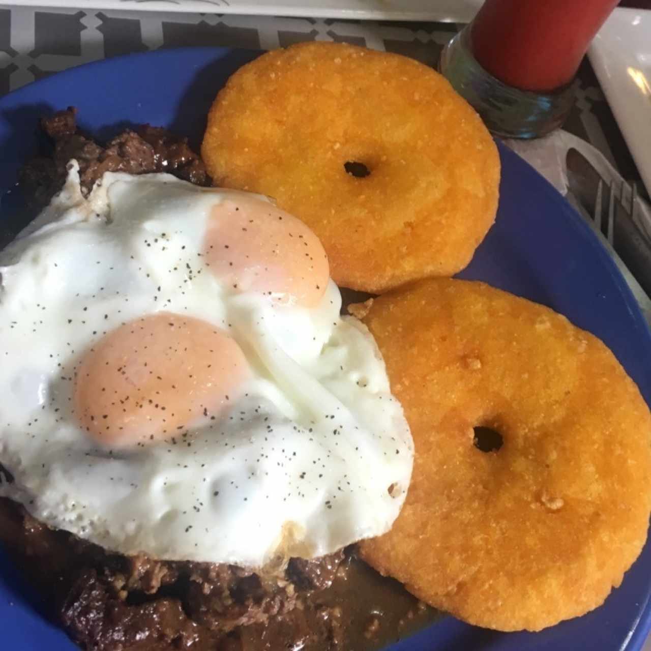 Bistec a caballo con tortilla panameña