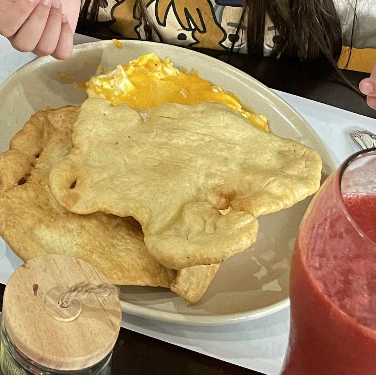 Desayuno hecho a pedido. Y jugo de fresa natural