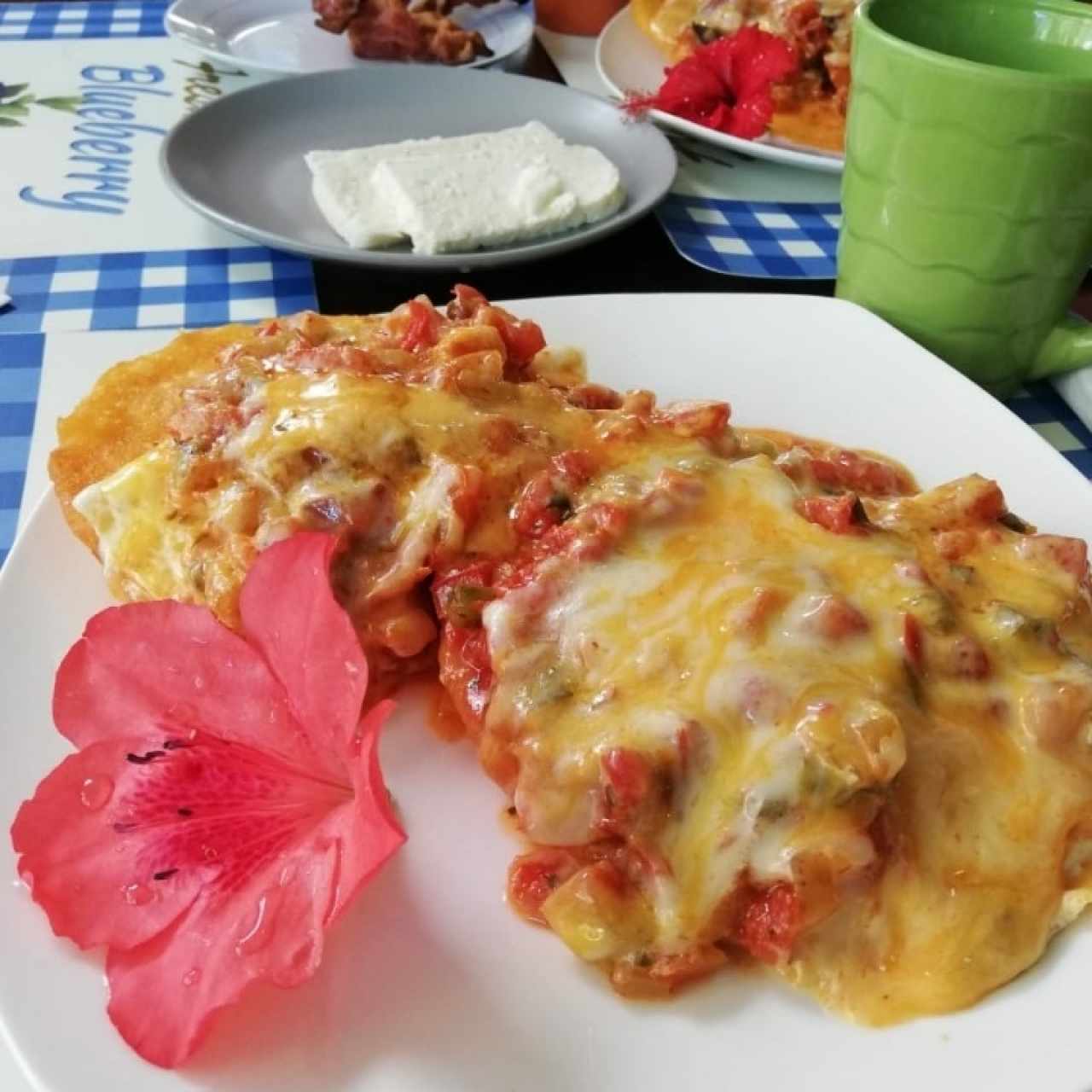 Huevos rancheros con tortilla panameña